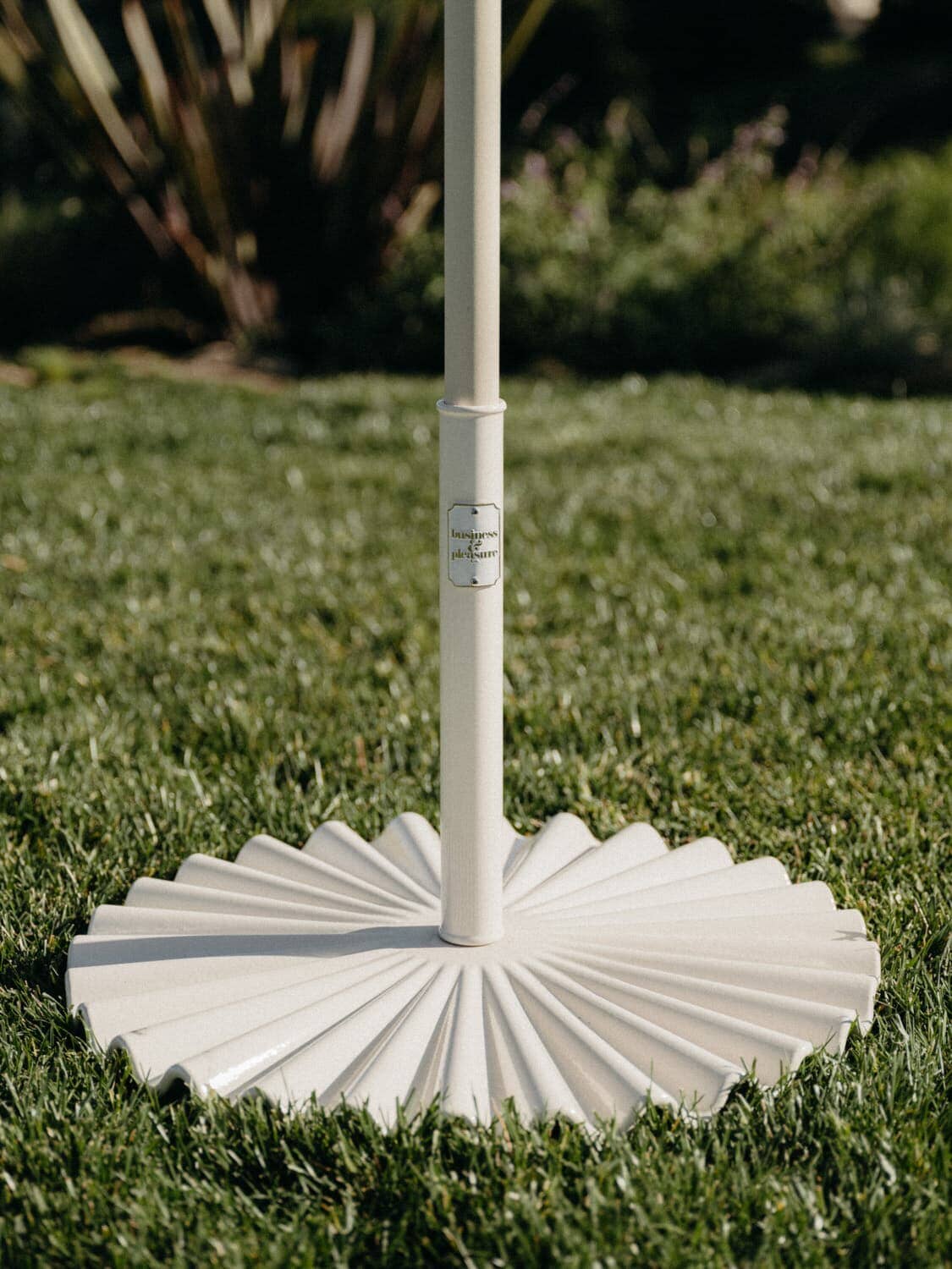 white clamshell base on the grass