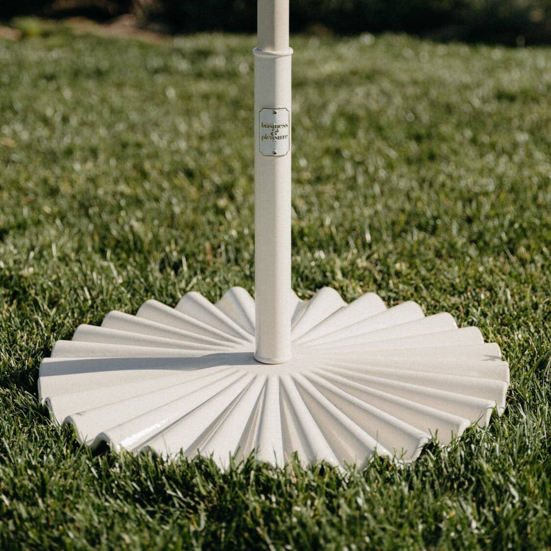 white clamshell base on the grass