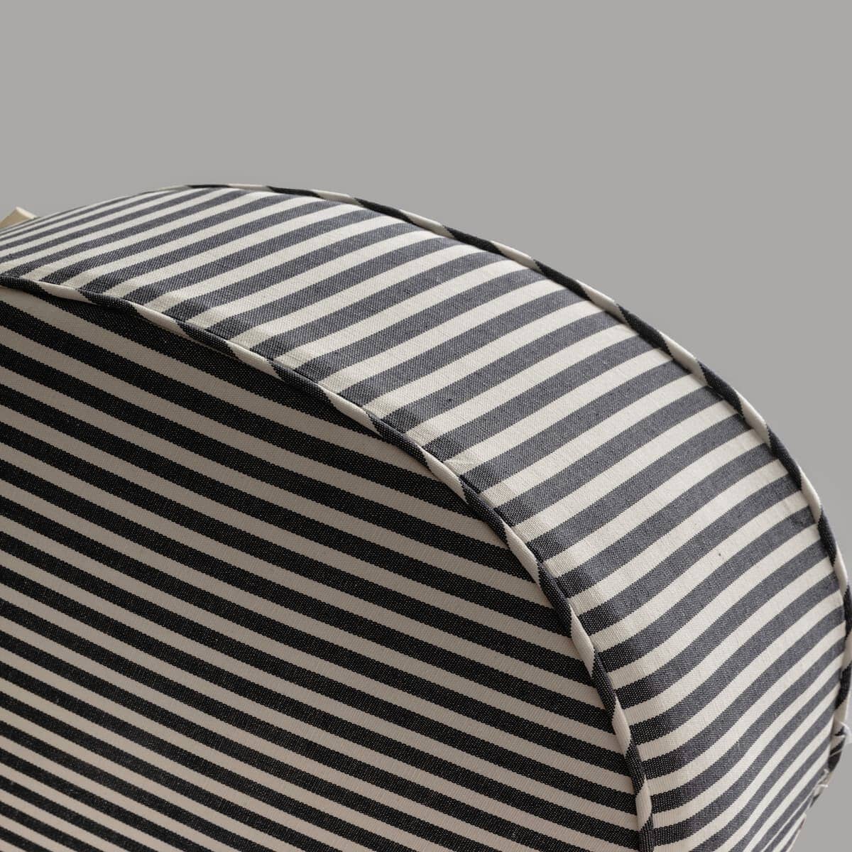 Zoomed in image of the rounded edge of the pillow