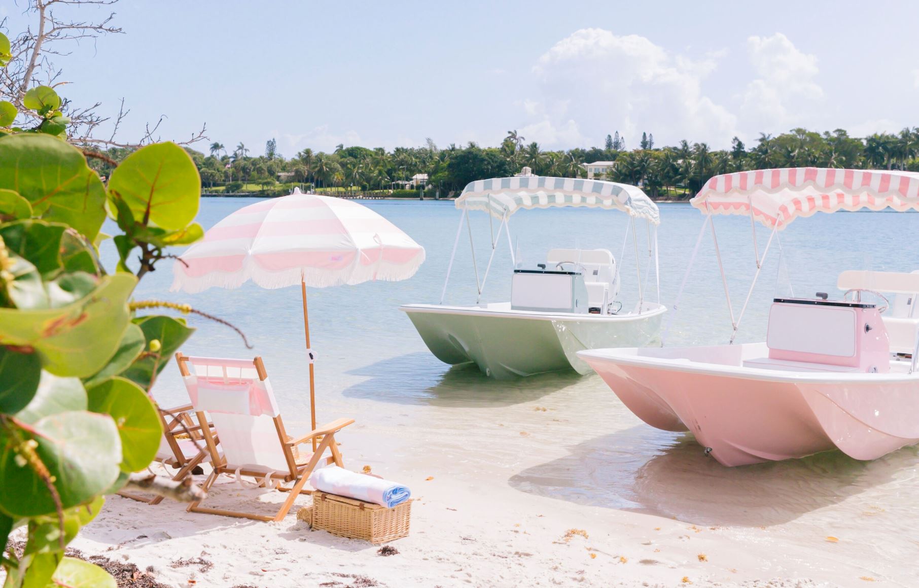 Palm Yacht - Pink Motor Boats Business & Pleasure Co 