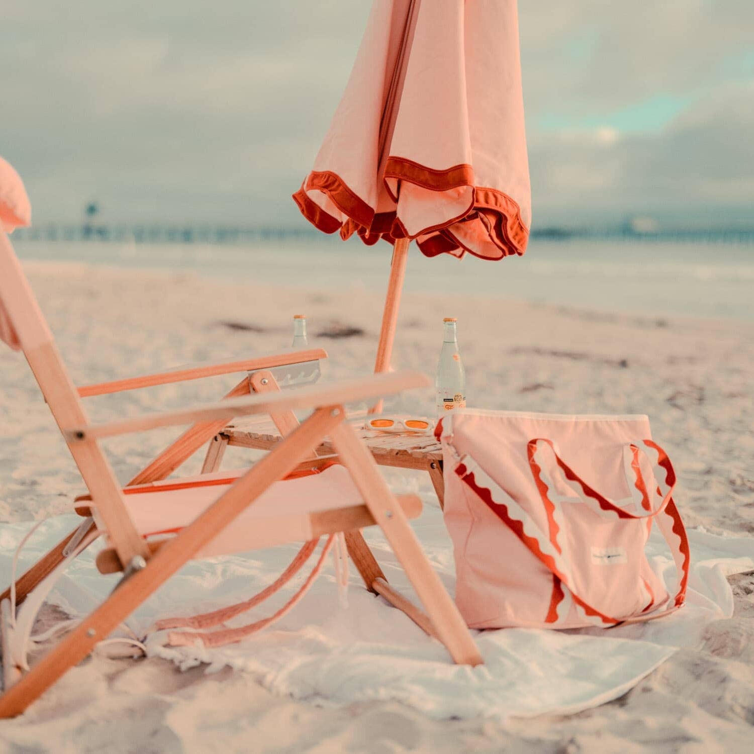 Rivie pink beach set up with chair, umbrella and cooler tote