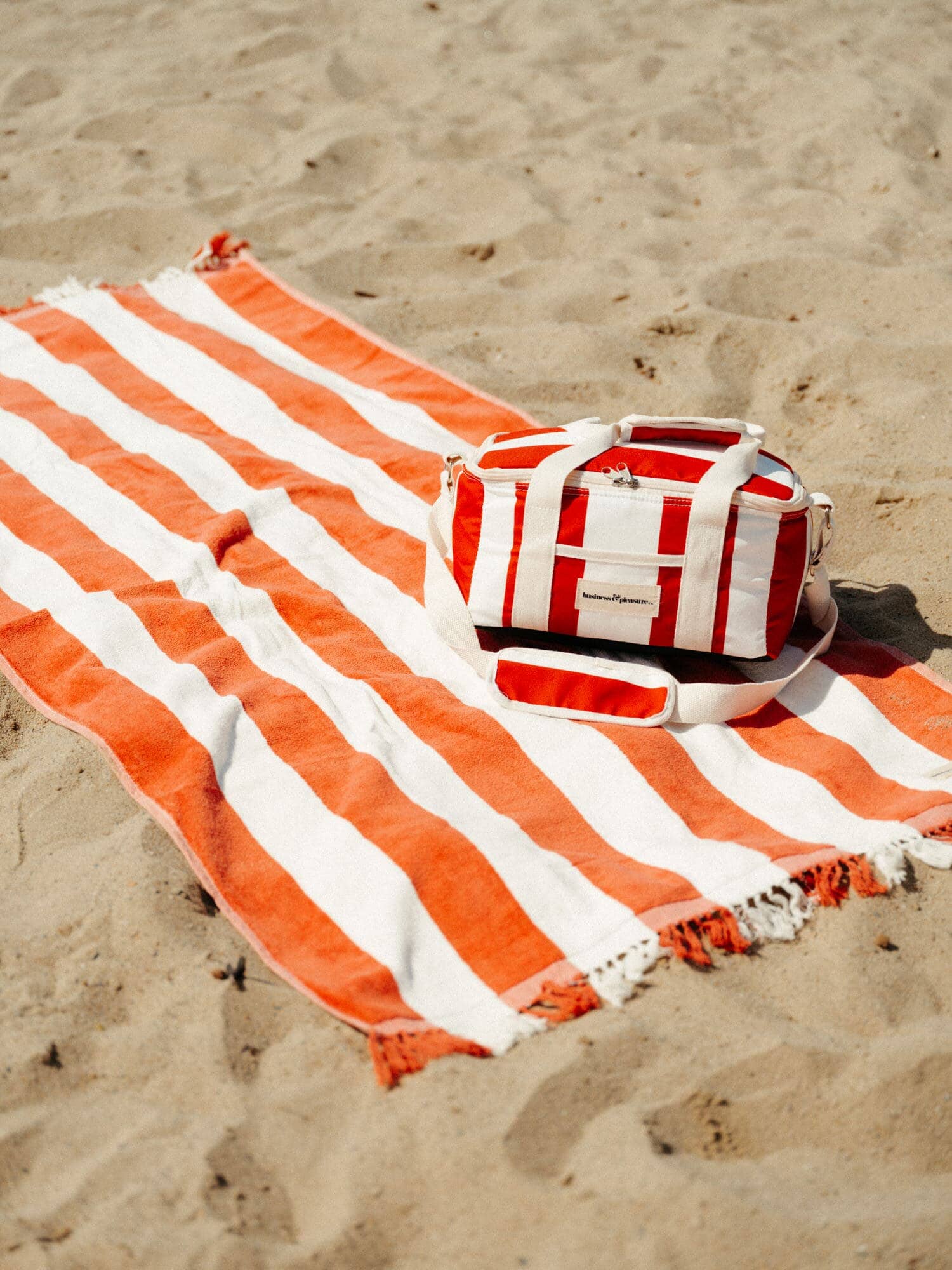 le sirenuse holiday cooler and beach towel on the beach