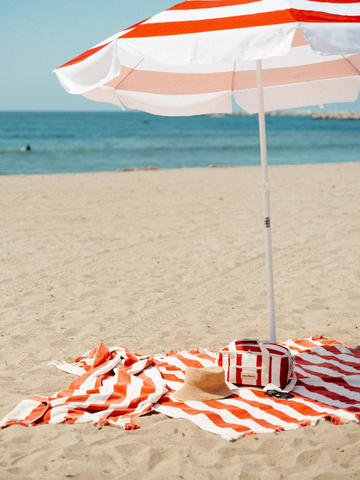 le sirenuse holiday cooler, beach towel, blanket and family umbrella on the beach